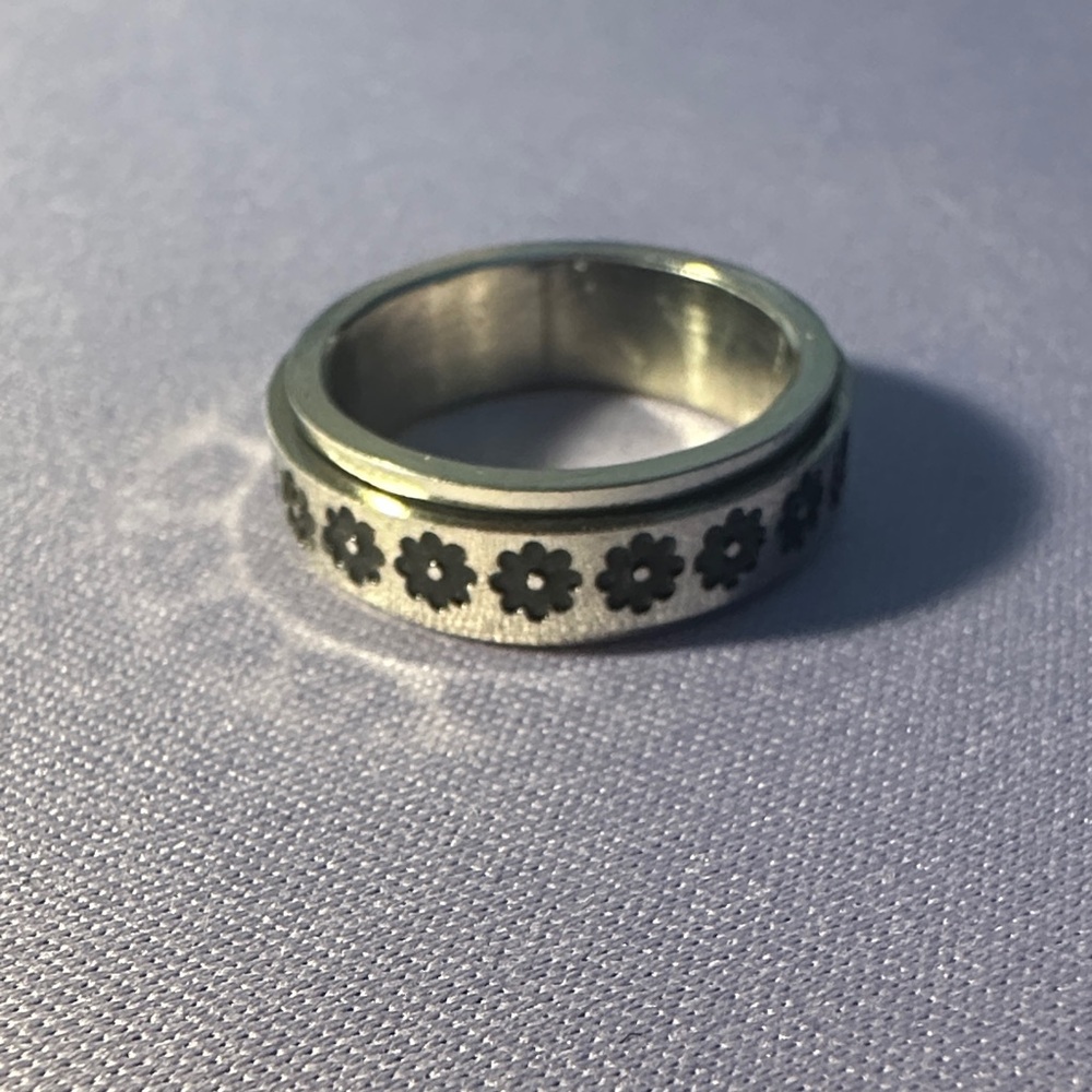 NWOT Silver Floral Spinning Band Ring Size 6 🥳